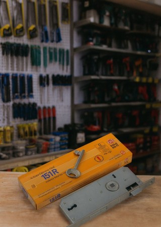 Kale 151R Ekstra Gömme Kapı Kilidi Tek Anahtarlı  Rumanlı 35 mm Nikel